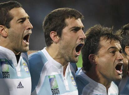 Los jugadores Leguizamon, Fernandez Lobbe y Fernandez Miranda entonan el himno argentino