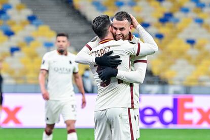 Borja Mayoral abraza a Carles Pérez tras marcar al Shakhtar.