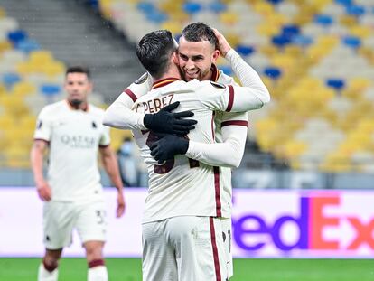 Borja Mayoral abraza a Carles Pérez tras marcar al Shakhtar.