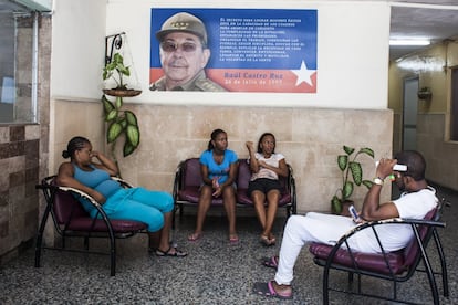 Sala de espera en un centro médico de la calle Simón Bolívar, Habana. La atención primaria es uno de los pilares sobre los que se asienta el sistema sanitario cubano.