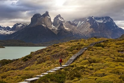 Todo resulta increíble en el extremo sur de Sudamérica, incluso el tiempo: es mejor no pisar la Patagonia hasta diciembre, cuando la primavera austral da paso al verano austral. La joya en la parte chilena es el parque nacional Torres del Paine (en la foto), que debe explorarse a pie, por ejemplo en un circuito de cuatro días que incluya la ruta de la W para ver las torres y Los Cuernos.