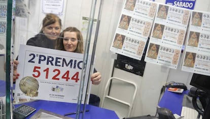 Las toreras de la aldministración de la calle Narricade San Sebastián muestran el cartel con el segundo premio.