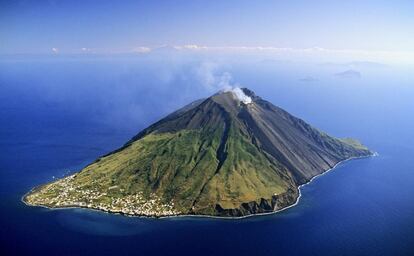 Vista aérea de la isla de Estrómboli (Sicilia).