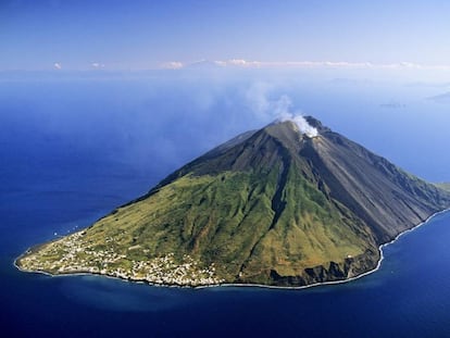 Vista aérea de la isla de Estrómboli (Sicilia).