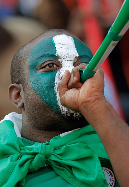 Un seguidor nigeriano sopla en una vuvuzela durante el encuentro de su selección frente a Argentina.