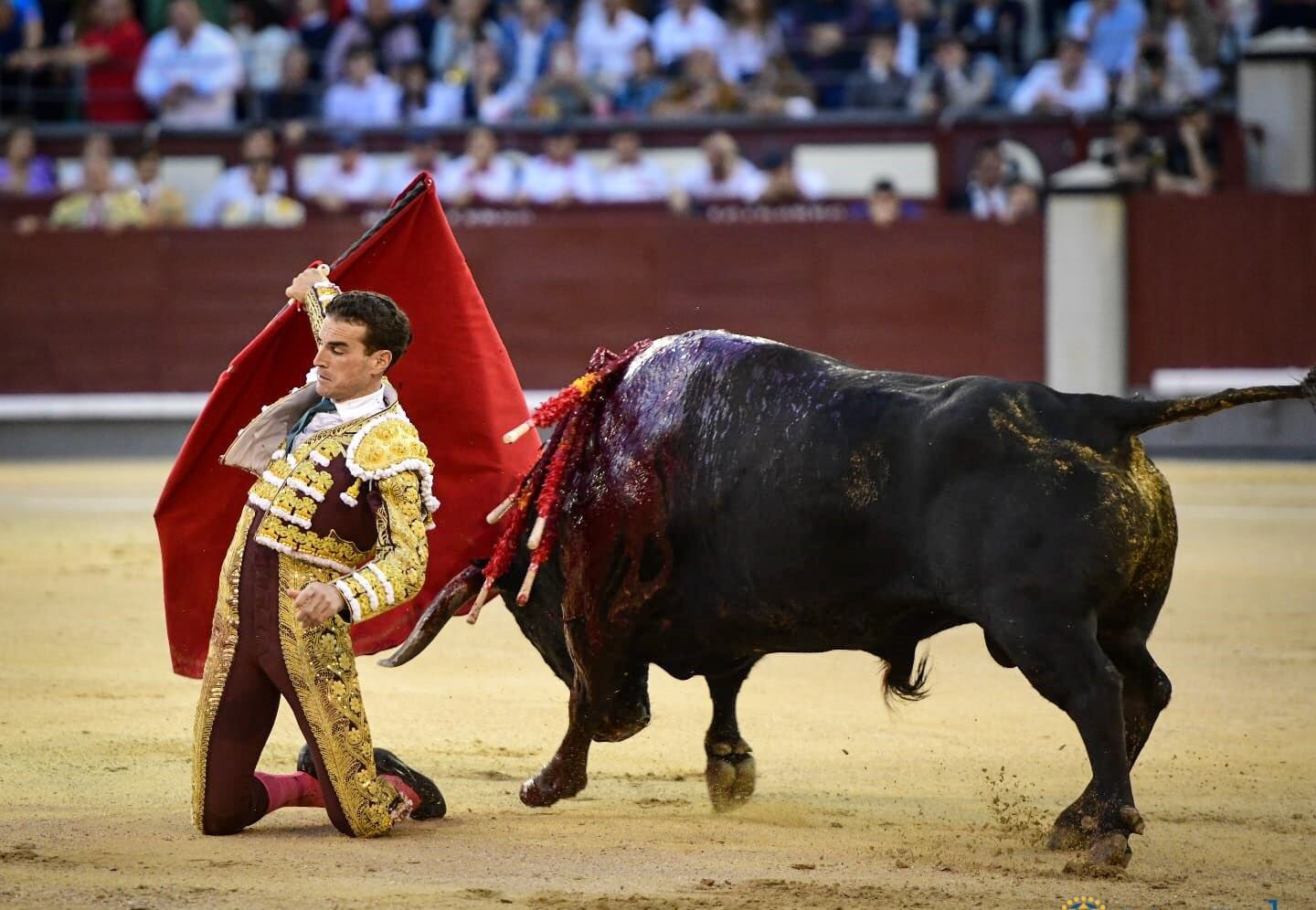 Fernando Adrián, en un muletazo cambiado por la espalda a su segundo toro.