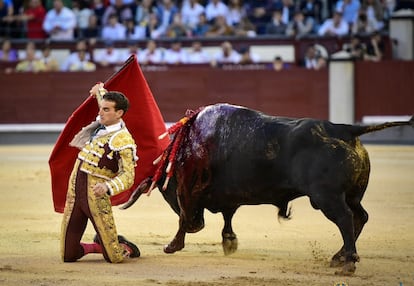 Fernando Adrián, en un muletazo cambiado por la espalda a su segundo toro.