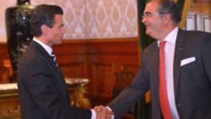 MEX60.CIUDAD DE M&Eacute;XICO(M&Eacute;XICO),06/10/2014.- Imagen cedida por la casa presidencial del mandatario de M&eacute;xico, Enrique Pe&ntilde;a Nieto (i), quien saluda al directivo del Banco, &Aacute;ngel Ron G&uuml;imil.