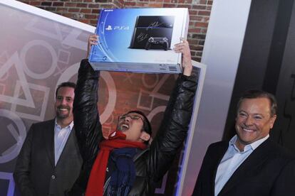 Joey Chiu, primer comprador Playstation4 de manos, junto a Andy House, consejero delegado de Sony (izda), y Jack Tretton, responsable en EEUU.