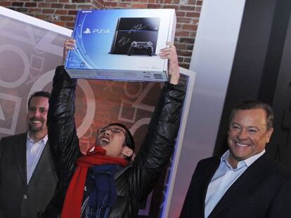 Joey Chiu, primer comprador Playstation4 de manos, junto a Andy House, consejero delegado de Sony (izda), y Jack Tretton, responsable en EEUU.