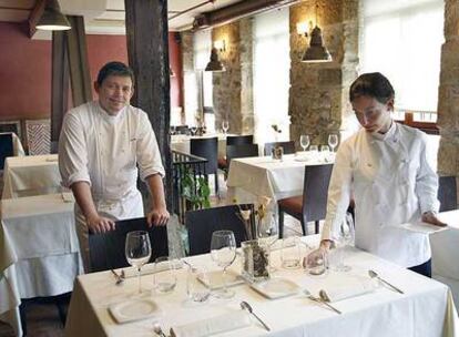 El <i>chef</i> Álvaro Garrido y Lara Martín, jefa de sala, en el restaurante Mina de Bilbao.