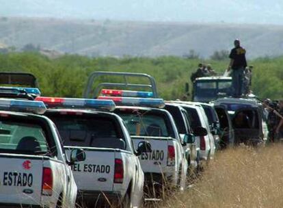 Un convoy de la policía del Estado de Sonora se dirige a la localidad de Cananea tras el tiroteo del miércoles.