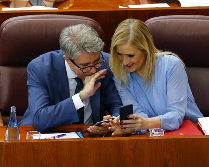 Garrido y Cifuentes conversan durante la sesi&oacute;n del pleno de la Asamblea madrile&ntilde;a