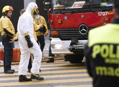 Efectivos de los servicios de emergencias permanecen en el exterior de la Embajada de EE UU, situada en la calle Serrano de Madrid.