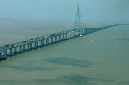 Con sus 164,8 kilómetros, el gran puente Danyang-Kunshan es el más largo del mundo. Este campeón absoluto se ubica entre Shanghai y Nanjing, al este de la provincia china de Jiangsu, y forma parte de la autopista entre Pekín y Shanghái. Pasa por distintas poblaciones – Danyang, Changzhou, Wuxi, Suzhou, Kunshan–, por paisajes de arrozales, tierras bajas, ríos y lagos, y durante nueve kilómetros flota sobre las aguas del lago Yangcheng. Su construcción comenzó en 2008 y fue inaugurado en 2011.