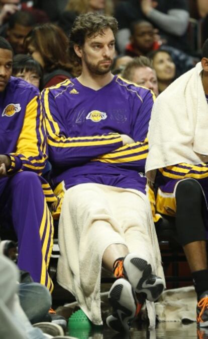 Gasol, en el banquillo durante el partido ante los Bulls.