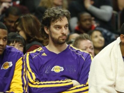 Gasol, en el banquillo durante el partido ante los Bulls.