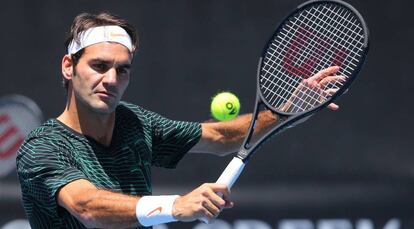 Federer, entrena este miércoles en el Melbourne Park.,