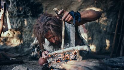 Representación de un neandertal haciendo fuego.