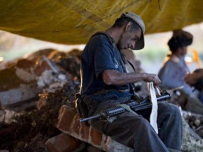 Um membro das milícias civis de Michoacán com a sua arma.