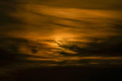 Puesta de sol durante el eclipse visto desde el faro de Scituate, Massachusett, EE UU.