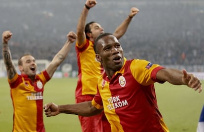 Sneijder, Inan y Drogba celebran un gol del Galatasaray al Schalke. 