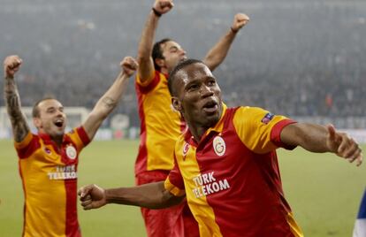 Sneijder, Inan y Drogba celebran un gol del Galatasaray al Schalke.