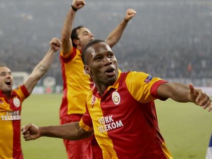 Sneijder, Inan y Drogba celebran un gol del Galatasaray al Schalke. 