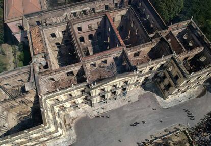 Vista aérea del museo calcinado.