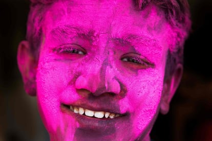 Retrato de un joven con el rostro cubierto de polvo rosa en Jaisalmer, India.