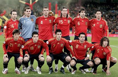 Alineación de la La selección de fútbol nacional de España antes de un partido de clasificación para la Eurocopa 2008 contra Suecia en Madrid. Atras: Andrés Iniesta, Iker Casillas, Carlos Marchena, Sergio Ramos, David Albelda y Joan Capdevila. Delante: David Silva, Cesc Fábregas, David Villa, Xavi Hernandez y Carles Puyol.