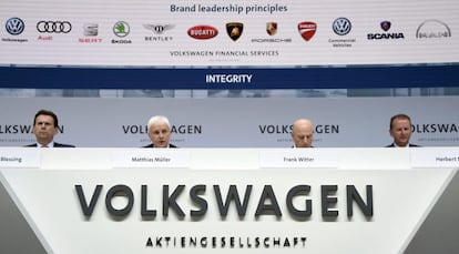 El consejero delegado de Volkswagen, Matthias Mueller, y los miembros de la directiva, Karlheinz Blessing, Frank Witter y Herbert Diess