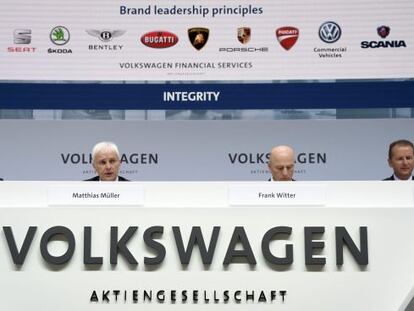 El consejero delegado de Volkswagen, Matthias Mueller, y los miembros de la directiva, Karlheinz Blessing, Frank Witter y Herbert Diess