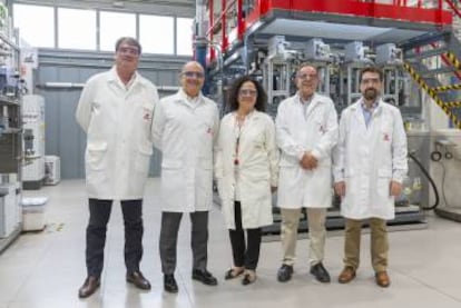 Miembros de Cepsa junto a Avelino Corma en el centro de investigación de la compañía.