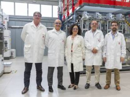 Miembros de Cepsa junto a Avelino Corma en el centro de investigación de la compañía.