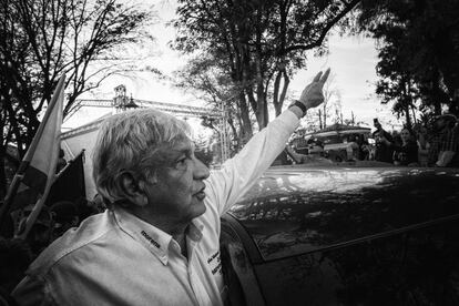 Andrés Manuel López Obrador se despide de sus seguidores al partir de la ciudad de Tecate, Baja California, rumbo a Mexicali.