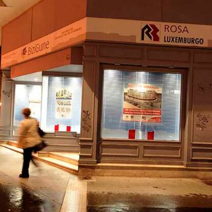 Oficina que la promotora de cooperativas tiene en la plaza de Santa Bárbara de Vitoria.