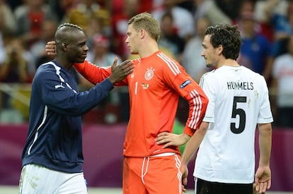Manuel Neuer y Mario Balotelli se saludan al término del partido.