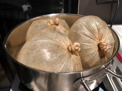 POULARDE EN VESSIE. LAS AVES SE COCINAN ENCERRADAS EN UNA GRAN VEJIGA DE BUEY. / CAPEL