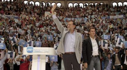 Rajoy y N&uacute;&ntilde;ez Feijoo, durante el mitin en la plaza de toros de Pontevedra.