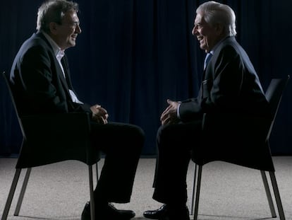 Mario Vargas Llosa (Derecha) con Orhan Pamuk, ambos premios Nobel de Literatura, este miércoles en Casa de Am ñérica, de Madrid.