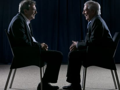 Mario Vargas Llosa (Derecha) con Orhan Pamuk, ambos premios Nobel de Literatura, este miércoles en Casa de Am ñérica, de Madrid.