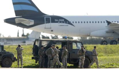 Les autoritats de Malta es despleguen després del segrest de l'avió libi.