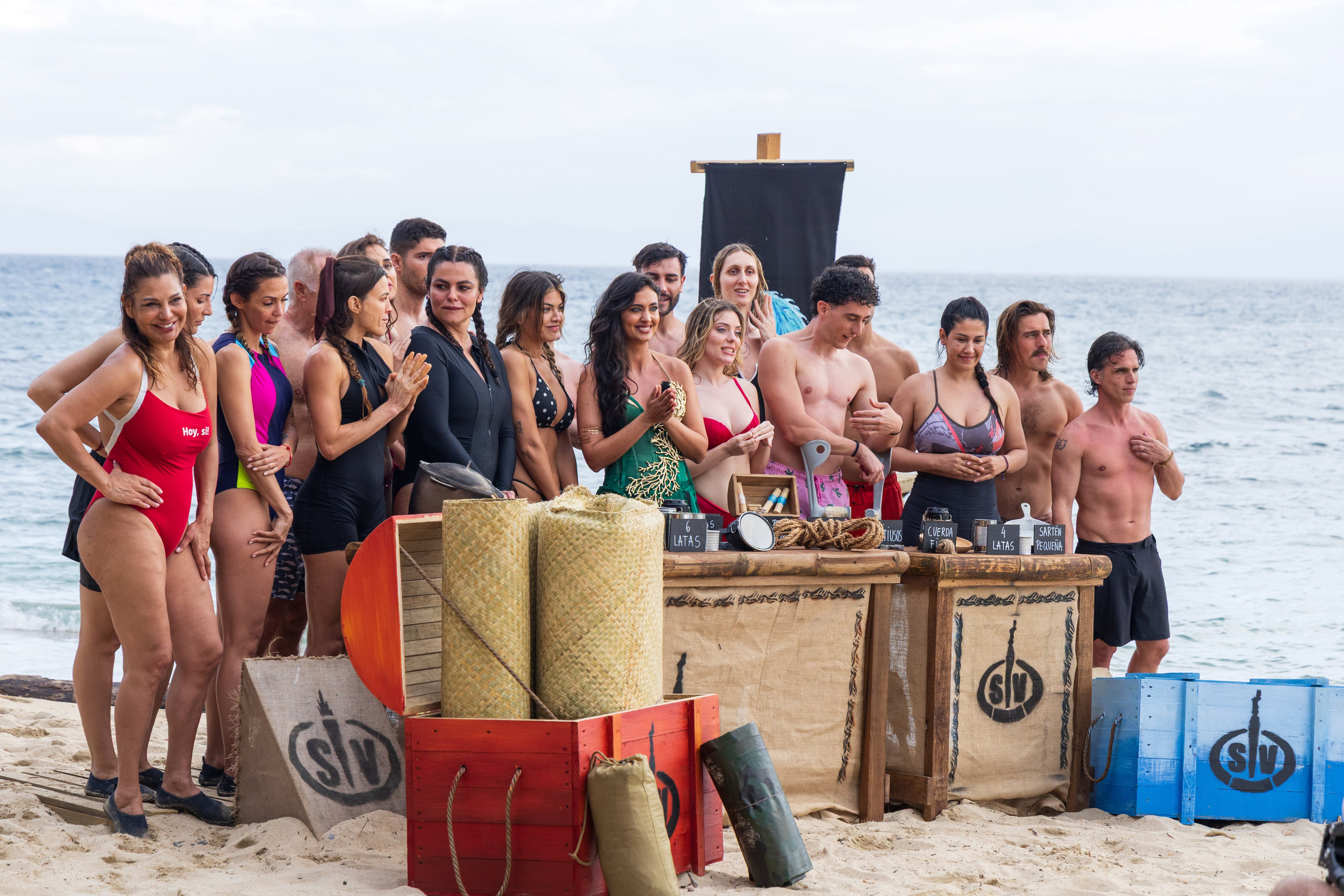 María Lamela, en el centro, rodeada de los concursantes en el primer programa de esta edición de 'Supervivientes'.