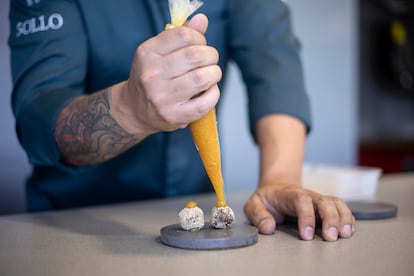 Diego Gallegos preparando la morcilla de esturión.