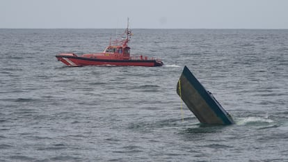 Narcosubmarino localizado en aguas de la Costa da Morte por un pesquero, este mircoles. 