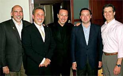 De izda. a dcha., Rick Dobbies, presidente de Sony Music International; Emilio Estefan, presidente de Crescent Moon Records; Thomas D. Mottola, Jaime de Polanco y Bob Bowlin, viceprsidente de Somy Music Entertainment.