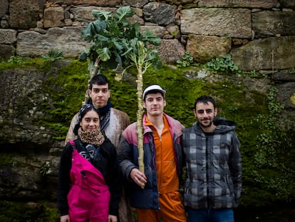 Desde la izquierda, Uxía Martínez, Manuel García, Álvaro López y Adrián Camesella, el lunes durante el carnaval de Laza, Ourense.