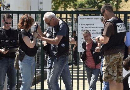 Agents de policia davant l'empresa de Saint-Quentin-Fallavier aquest divendres.