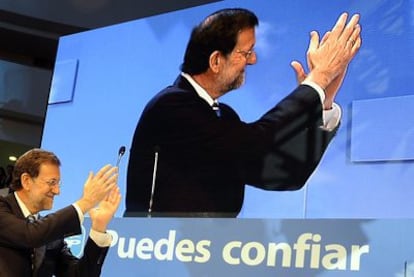 El líder del PP, Mariano Rajoy, aplaude a los asistentes a la convención tras finalizar su discurso de clausura.